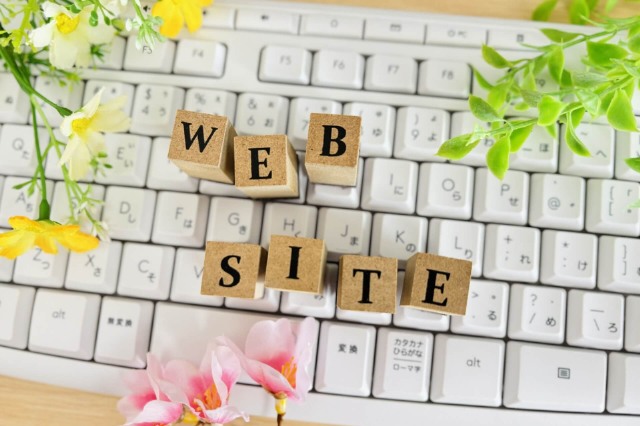 WEB SITEの文字とキーボード